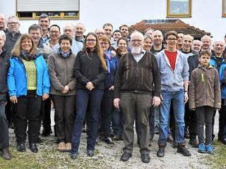 Vorsitzender Klaus Becker (vorne Mitte) und seine Imker Foto: privat