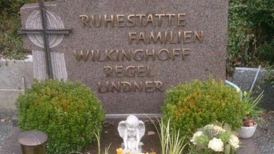 Die Ruhestätte von Denise Regel. Deren Vater ist überzeugt, dass seine Tochter noch leben könnte. Foto: privat