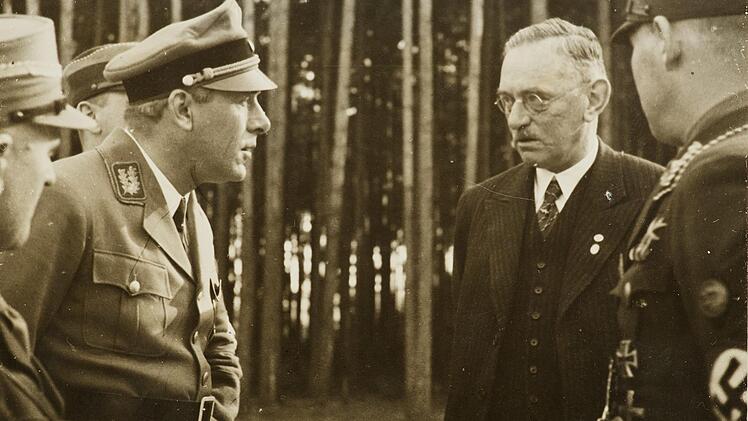 Krankenhausdirektor Wilhelm Lobenhoffer (Bildmitte) 1934 beim Besuch des NS-Kultusministers Hans Schemm in der Walderholungsstätte Strullendorf  Foto: Stadtarchiv Bamberg