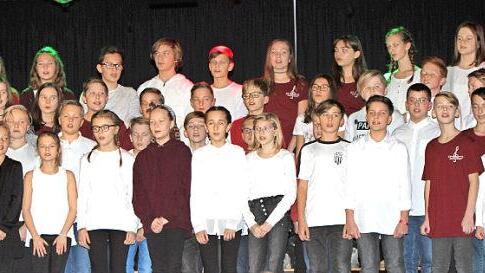 Die Chorklassen 6a/6b führten einige Ausschnitte aus ihrem Musical "Zirkus Furioso" vor.