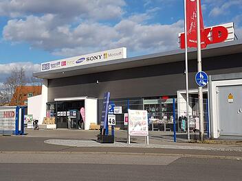 In diesen Elektronikmarkt in Ebelsbach ist bereits acht Mal eingebrochen worden. Jetzt steht ein Verdächtiger vor Gericht.  Brigitte Krause