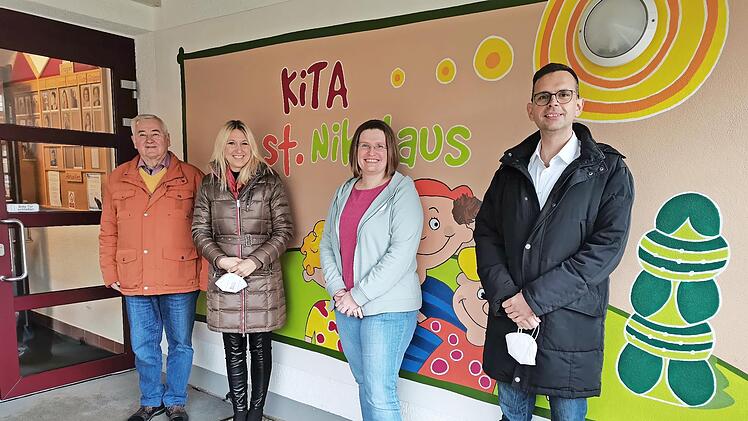 Die CSU-Bundestagsabgeordnete Silke Launert (Zweite von links) bei ihrem Besuch in Ebermannstadt, hier mit Kita-Leiterin Katrin Bogner, Heinrich Panzer und Jens Kuppert (rechts)