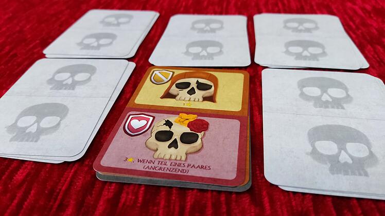 Spiele-Test Das Beinhaus von Sedlec: Minimalistische Kartenspiel-Empfehlung mit Domino-Schädeln
