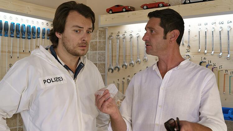 Spurensicherer Julius Rubatsch (Max Fischnaller, links) ist erst seit der letzten Staffel im Team der "SOKO Wien", Bezirksinspektor Klaus Lechner (Andreas Kiendl) ermittelte bei der "SOKO Kitzb&uuml;hel", ehe er in der 15. Staffel zur "SOKO Wien" stie&szlig;.