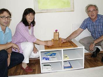 Paare und Familien finden Hilfe bei der Beratungsstelle der Diözese Würzburg in der Centstraße in Haßfurt. Am "Familienbrett", an dem Störungen im Miteinander oft erstmals sichtbar werden, sitzen (von links) Stephan Bury (Online-Beratung), Christiane Wagner-Schmid (Leiterin der Außenstelle Haßfurt) und Herbert Durst (Leiter der Zentrale Schweinfurt).  Foto: sw