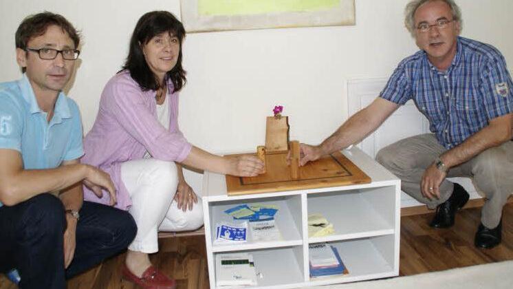 Paare und Familien finden Hilfe bei der Beratungsstelle der Diözese Würzburg in der Centstraße in Haßfurt. Am "Familienbrett", an dem Störungen im Miteinander oft erstmals sichtbar werden, sitzen (von links) Stephan Bury (Online-Beratung), Christiane Wagner-Schmid (Leiterin der Außenstelle Haßfurt) und Herbert Durst (Leiter der Zentrale Schweinfurt).  Foto: sw