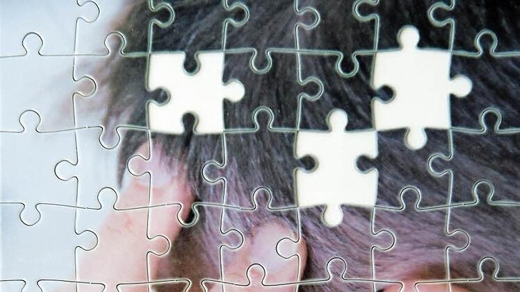 Unser Erinnerungsvermögen ist wie ein Puzzle mit ineinandergreifenden Elementen. Wer an Demenz erkrankt, verliert stückchenweise einzelne Bereiche seines Gedächtnisses. Foto: dpa/Andrea Warnecke