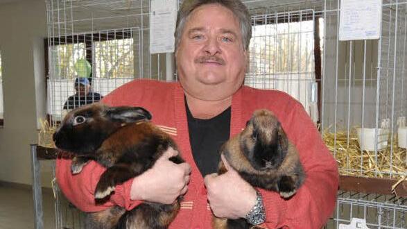 Georg Reinmann wurde mit seinen "Satin-Thüringern" Vereinsmeister und besitzt zudem die schönste Häsin (links). Foto: Roland Meister