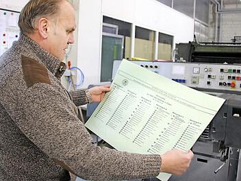 Erwin Hild kontrolliert den Bogen für die Eberner Stadtratswahl, darauf findet sich auch der Name seines WO- Geschäftsführerkollegen Elmar Merget. Foto: Ralf Kestel