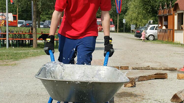 Viel Gefühl war gefordert beim Schubkarrenparcours, damit möglichst wenig Wasser verloren ging.