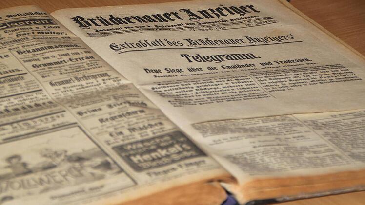 Vergilbtes Zeitzeugnis: Mit mehreren Tagen Verspätung erfuhren die Menschen vom Krieg. Fotos: Ulrike Müller
