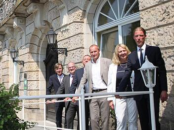 Freuen sich über die Einigung: Dorint-Geschäftsführer Olaf Mertens (von links), Technischer Direktor Manfred Schwegmann, stellvertretender Kurdirektor Titus Tesar, Franz Peter Greven (Architekturbüro), Kurdirektorin Andrea Schallenkammer und Hotel-Chef Oliver Fiege. Foto: Ulrike Müller