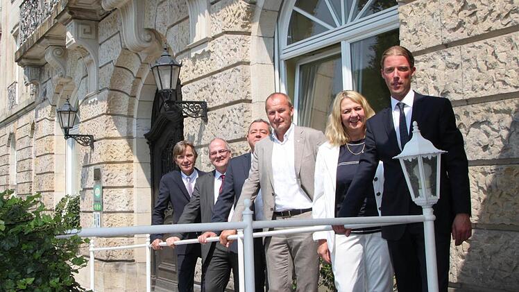 Freuen sich über die Einigung: Dorint-Geschäftsführer Olaf Mertens (von links), Technischer Direktor Manfred Schwegmann, stellvertretender Kurdirektor Titus Tesar, Franz Peter Greven (Architekturbüro), Kurdirektorin Andrea Schallenkammer und Hotel-Chef Oliver Fiege. Foto: Ulrike Müller