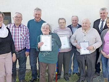 Maria Watzka (links), der Vorsitzende Johann Scheiger (Zweiter von rechts) und Sandra Göbel (rechts) gratulierten den geehrten Mitgliedern des VdK (von links): Günter Ankenbrand, Herbert Markert, Christa Zehendner, Renate Bayer, Günther Fösel, Josef Roßmeier. Foto: Christian Ziegler