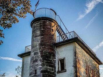 Der Patersbergturm ist in die Jahre gekommen und muss dringend saniert werden.  Foto: BR/Archiv