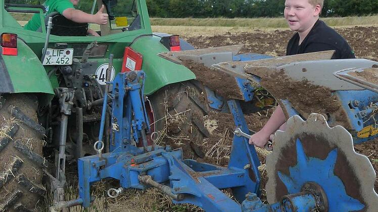 Tim (links) und Moritz kennen sich mit dem Traktor gut aus und können auch Schrauben wechseln. Foto: Irmtraud Fenn-Nebel