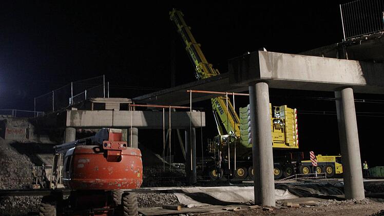 Die Brücke zwischen Kersbach und Baiersdorf wird demontiert. Foto: Josef Hofbauer