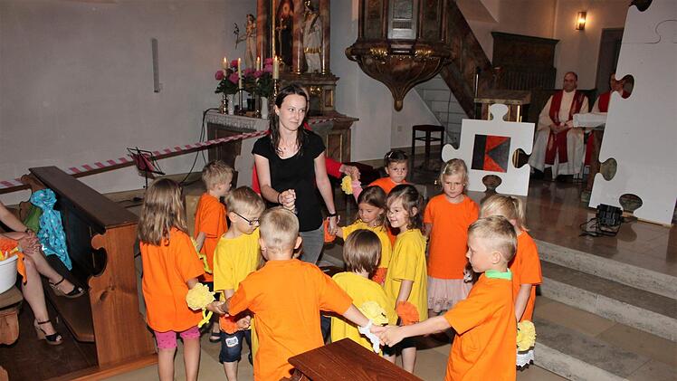 Der Kindergarten Aschbach führte seinen Tanz in der Kirche Sankt Marien auf. Foto: Evi Seeger