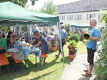 Zwei Musiker aus Wolfsberg verdienten sich ihren Kaffee mit einem kleinen Standkonzert. Foto: M. Welker
