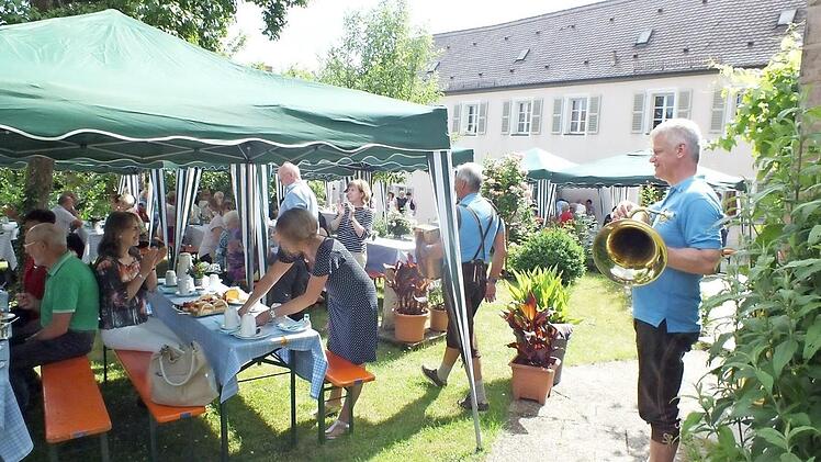 Zwei Musiker aus Wolfsberg verdienten sich ihren Kaffee mit einem kleinen Standkonzert. Foto: M. Welker
