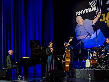 Das Thilo Wolf Quartett mit Thilo Wolf am Flügel, der Sängerin Johanna Iser, dem Kontrabassisten Markus Schieferdecker und dem Schlagzeuger Paul Höchstädter eröffnete die Sonneberger Jazztage.Foto: Jochen Berger