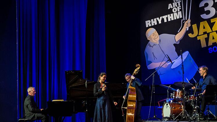 Das Thilo Wolf Quartett mit Thilo Wolf am Flügel, der Sängerin Johanna Iser, dem Kontrabassisten Markus Schieferdecker und dem Schlagzeuger Paul Höchstädter eröffnete die Sonneberger Jazztage.Foto: Jochen Berger