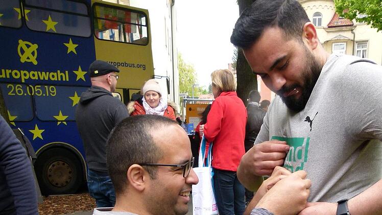 Abdulraman (l.) hilft Ahmad