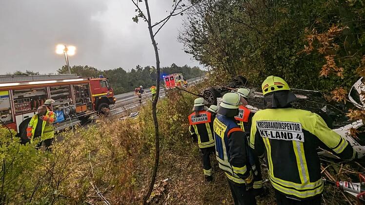 A7 bei Dettelbach: Auto überschlägt sich - Mann in Fahrzeug eingeschlossen