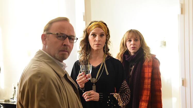 In der Wohnung der befragten Ex-Ehefrau Katharina Schmidinger (Jeanette Hain, Mitte) werden Ludwig Schaller (Alexander Held) und Angelika Flierl (Bernadette Heerwagen) von einem Verdächtigen überrascht.