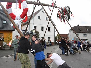 Nur eine knappe Stunde dauerte es, bis der Kirchweihbaum in Hemhofen stand.  Foto: Sonja Werner