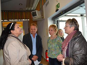 Meinungsaustausch am Rand des Patiententags (von links): Martina Stauch (Onkolgin, Vereinsvorsitzende), Bürgermeister Wolfgang Beiergrößlein (Zweiter Vorsitzender "Gemeinsam gegen Krebs"), Annett Reinisch (Chefärztin Gynäkologie Frankenwaldklinik), Karin Schulz (Psychoonkologin, Deutsche Krebsgesellschaft, Beratungsstelle Bayreuth).