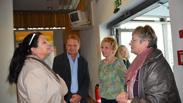 Meinungsaustausch am Rand des Patiententags (von links): Martina Stauch (Onkolgin, Vereinsvorsitzende), Bürgermeister Wolfgang Beiergrößlein (Zweiter Vorsitzender "Gemeinsam gegen Krebs"), Annett Reinisch (Chefärztin Gynäkologie Frankenwaldklinik), Karin Schulz (Psychoonkologin, Deutsche Krebsgesellschaft, Beratungsstelle Bayreuth).