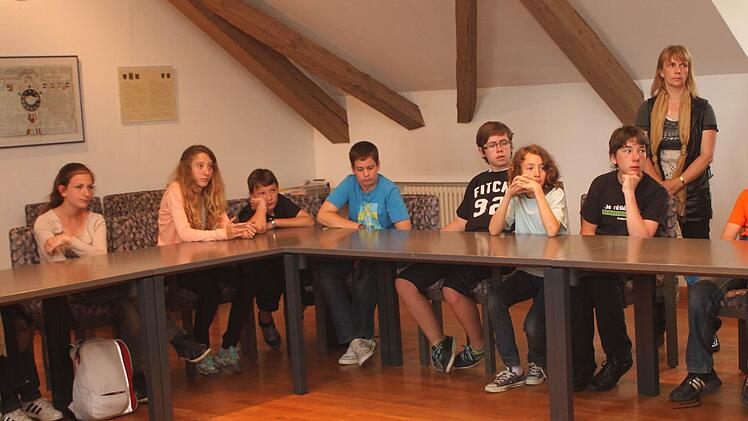 Die jungen Franzosen am Eltmanner Ratstisch.