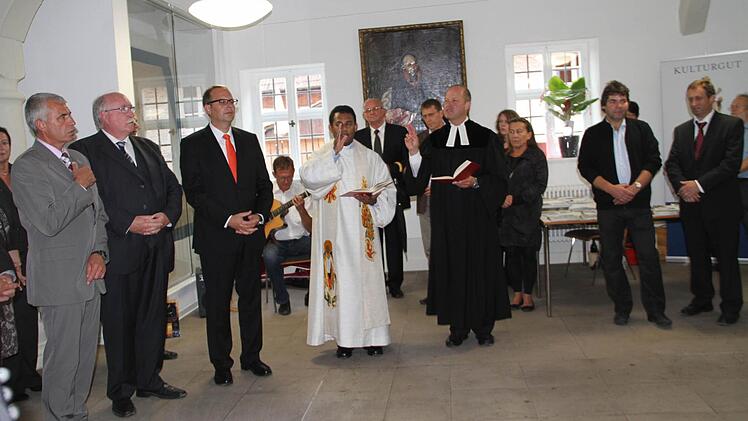 Pfarrer Matthias Hain (rechts) und Pfarrer Martin Ninaparampil (links) segneten das Rathaus.