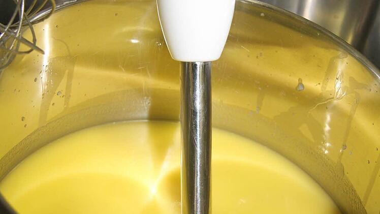 Jetzt wird es spannend: Die flüssigen und erwärmten festen Fette und die Lauge werden miteinander vermischt.