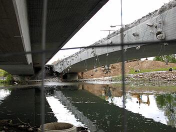 In den nächsten Tagen wird das 50 Meter breite Flussbett unter der alten Brücke aufgeschüttet.  Fotos: Sarah Dann