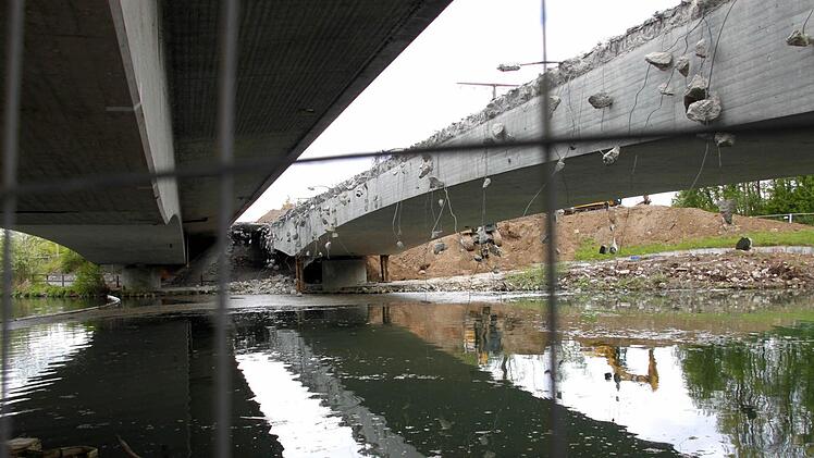 In den nächsten Tagen wird das 50 Meter breite Flussbett unter der alten Brücke aufgeschüttet.  Fotos: Sarah Dann