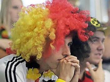 Die Deutschen machten es spannend und ließen die Fans in der HUK-Arena lange 55 Minuten auf das erste und einzige Tor warten. Fotos: Timo Geldner