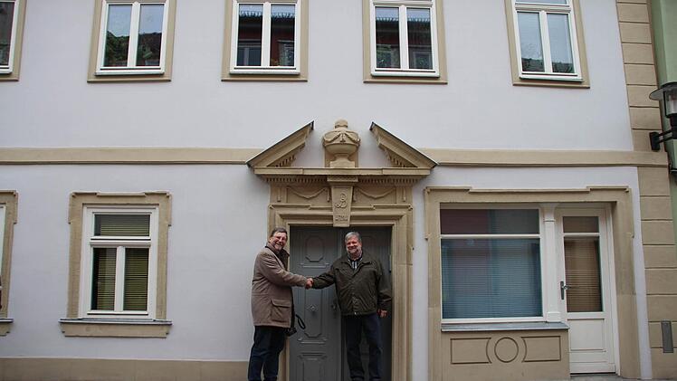 Haus Nummer 29 vor der Sanierung (links). Jetzt wurde daraus ein Kleinod. Hans-Heinrich Eidt (links) gratuliert Hausbesitzer Klaus Piontek. Fotos: Helke Renner