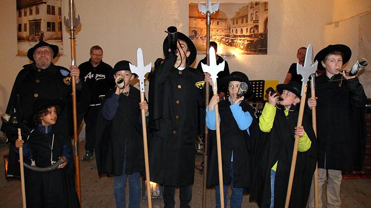 Auf dem Weg zum ersten Auftritt in dieser Saison präsentierten sich die Nachtwächter Karl-Heinz Engelhardt (rechts, mit Hund Amy) und Samuel Schmidt (links) gemeinsam mit einigen Nachwuchskräften, die am Kindernachtwächterseminar im Herbst teilgenommen hatten. Als Enkel von Zunftmeister Walter Kienel war der fünfjährige José Ramón (Dritter von rechts) von klein auf bei den Nachtwächtertreffen dabei. Foto: Bettina Knauth