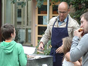 Da legt Bürgermeister Gerd Kleinhenz selbst Hand an: Die Jugend der Gemeinde grillt vor dem Jugendzentrum. Foto: Sebastian Schmitt-Mathea