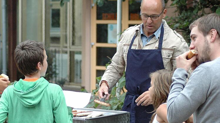 Da legt Bürgermeister Gerd Kleinhenz selbst Hand an: Die Jugend der Gemeinde grillt vor dem Jugendzentrum. Foto: Sebastian Schmitt-Mathea