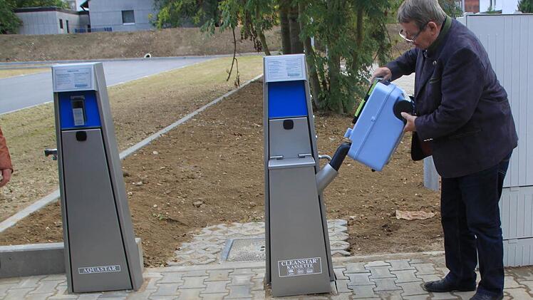 Gerhard Reisch von einem Schweinfurter Fachbetrieb für Wohnmobilstellplatzbedarf demonstriert, wie die modernen Entsorgungsanlagen funktionieren. Foto: Matthias Einwag