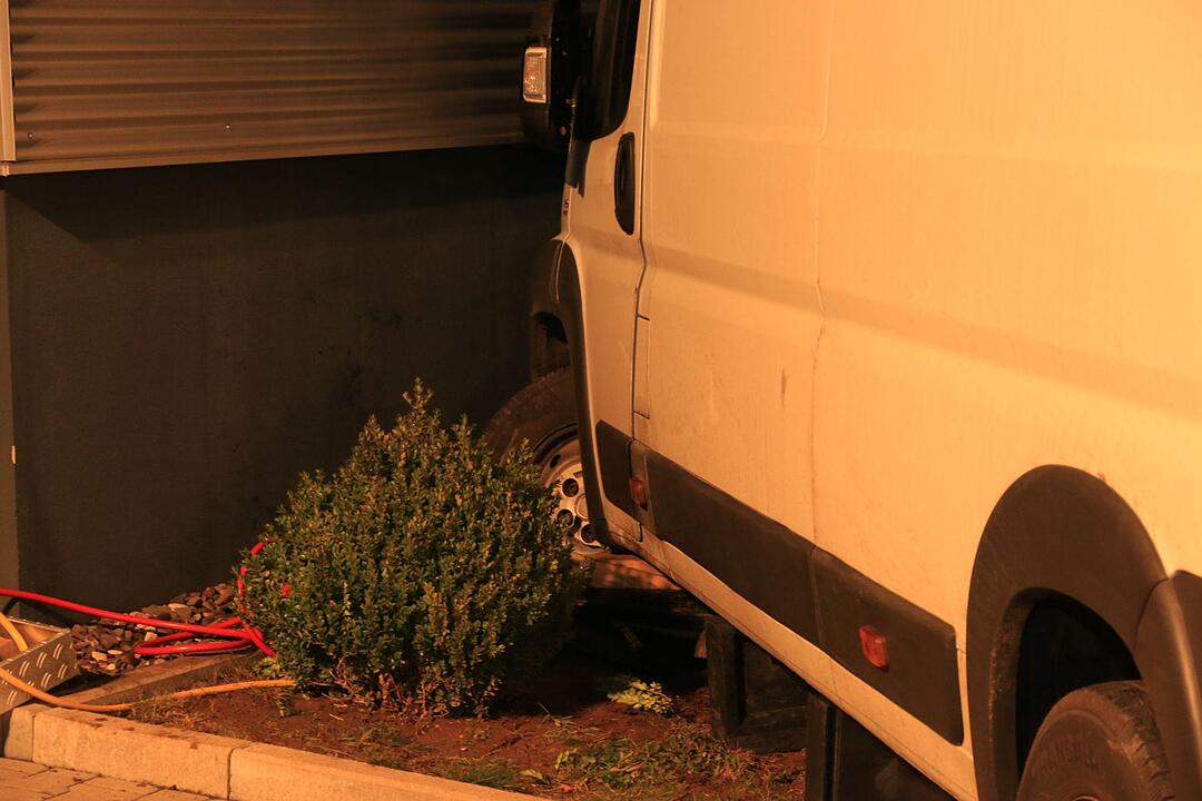 Transporter durchbricht Zaun