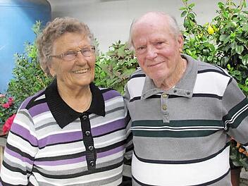 Immer noch einander und der Kleintierzucht verbunden: Maria und Erich Trier. Erich Trier, der für sein züchterisches Engagement unter anderem mit der Verdienstmedaille ausgezeichnet wurde, wird am heutigen Freitag 85 Jahre alt.  Foto: Martin Koch