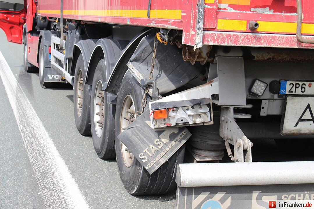 Transporter kollidiert mit Lkw auf der A9 - Kradfahrer stürzt