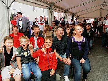 Die Stettfelder Buben Julian Schöpplein, Luis Busch und Noah Gutknecht waren begeistert, dass sie das Public Viewing im Zelt mit anschauen durften und zeigten drei Mal "Victory". Half natürlich!
