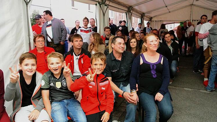 Die Stettfelder Buben Julian Schöpplein, Luis Busch und Noah Gutknecht waren begeistert, dass sie das Public Viewing im Zelt mit anschauen durften und zeigten drei Mal "Victory". Half natürlich!