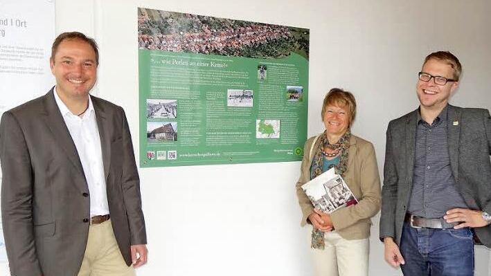 Vorstellung der neuen Infotafel zur Entstehungsgeschichte und kulturhistorischen Besonderheit der Walddörfer. Da Bild zeigt von links den stellvertretenden Bürgermeister Roland Bühner, Dr. Doris Pokorny und Allianzmanager Dr. Christian Seynstahl.  Foto: Marion Eckert