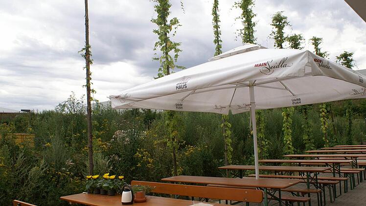 Im Sommer ist der schöne Biergarten der richtige Aufenthaltsort.